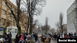 Părinții așteaptă în fața Școlii 119