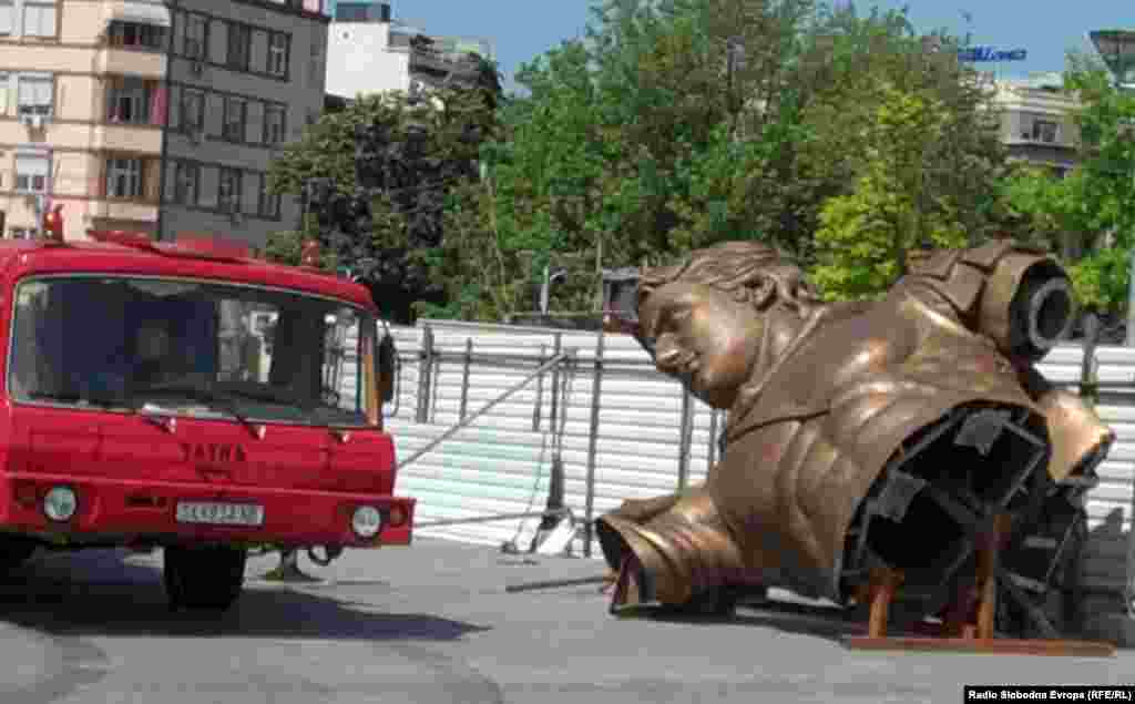 Александар во Скопје. Дојде на парчиња, оти е многу Велики. Јуни 2011.