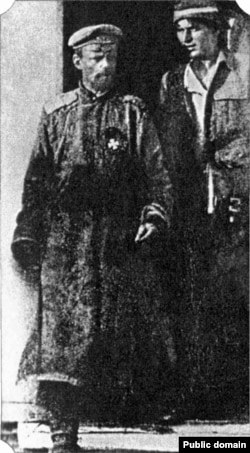 Roman von Ungern-Sternberg (balra) és Pjotr Scsetyinkin vörös parancsnok Ungern fogságbaesése után.