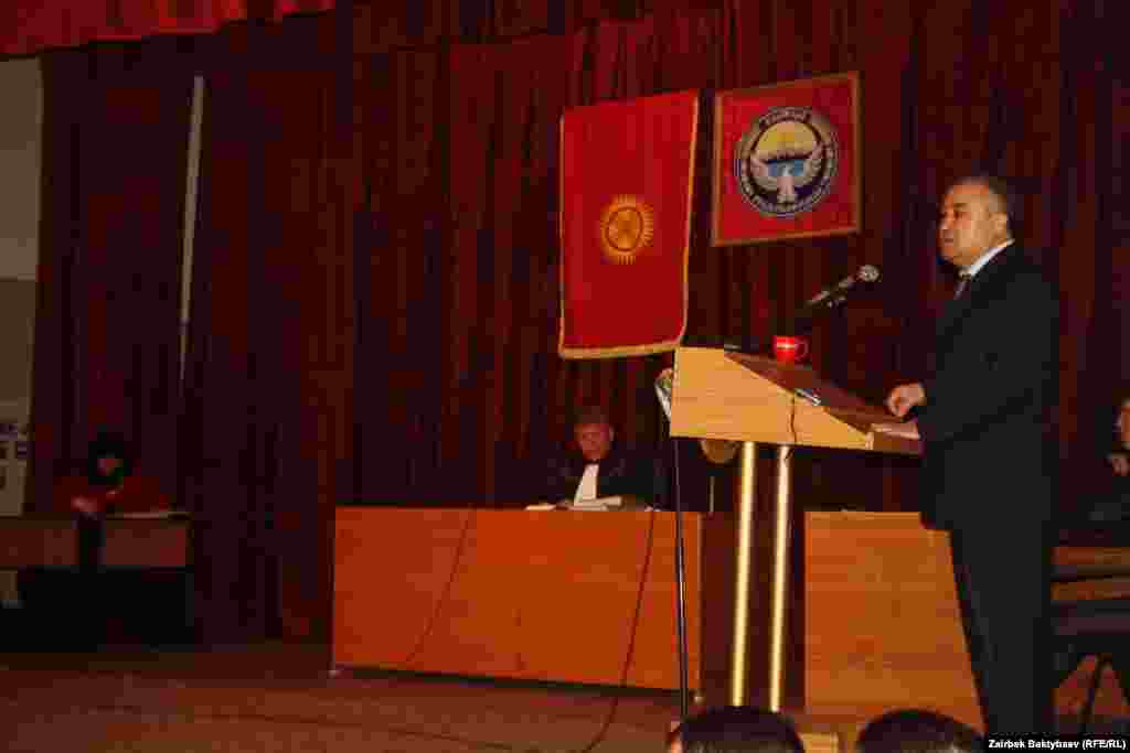 Жогорку Кеңештин депутаты Өмүрбек Текебаев сотто көрсөтмө берүүдө 