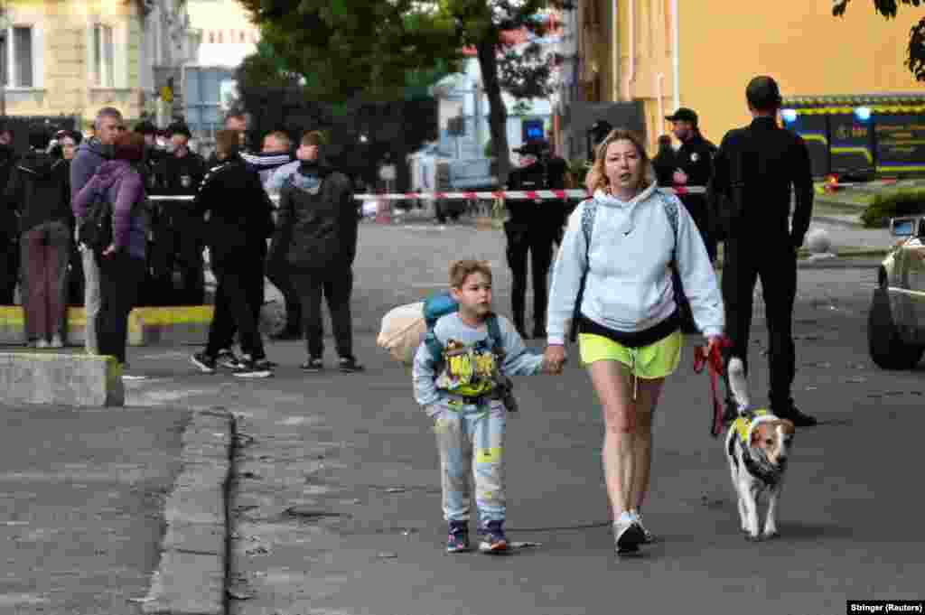 Місцева жителька з дитиною та собакою після російської атаки на Львів