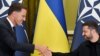 Secretarul general al NATO, Mark Rutte, și președintele ucrainean Volodimir Zelenski într-o conferință de presă la Kiev. 