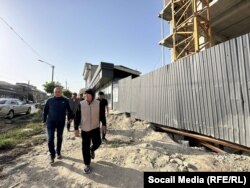 Оштогу көп кабаттуу үйдүн жанынан өткөн тротуардын орду.