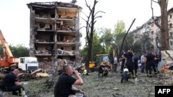 Киевдеги орус армиясынын ракеталык соккусунан талкаланган көп кабаттуу үй. 8-июль, 2024-жыл.