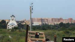 Рабочий-мигрант смотрит фильм на своем лэптопе на окраине Москвы, 06 июля 2011 года.