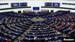 Про це, зокрема, йдеться в резолюції, ухваленій Європарламентом 9 жовтня, в якій європарламентарі також вимагають єдиної відповіді ЄС на порушення його повітряного простору з боку Росії і загрози гібридної війни