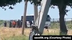 Начальник милиции Касбийского района приказывает фермерам и поливальщикам сесть в душный автобус. Кадр с видео.  