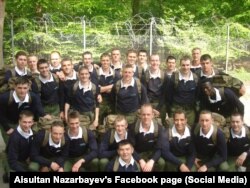 Айсұлтан Назарбаев Сандхерсттегі британ әскери академиясында курстастарымен бірге. Сурет Айсұлтанның әлеуметтік желідегі парақшасынан алынды.