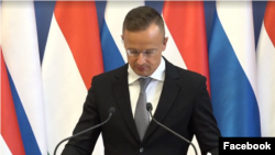 Унгарският външен министър Петер Сиярто по време на изявлението си след сключването на договора, 27 септември 2021