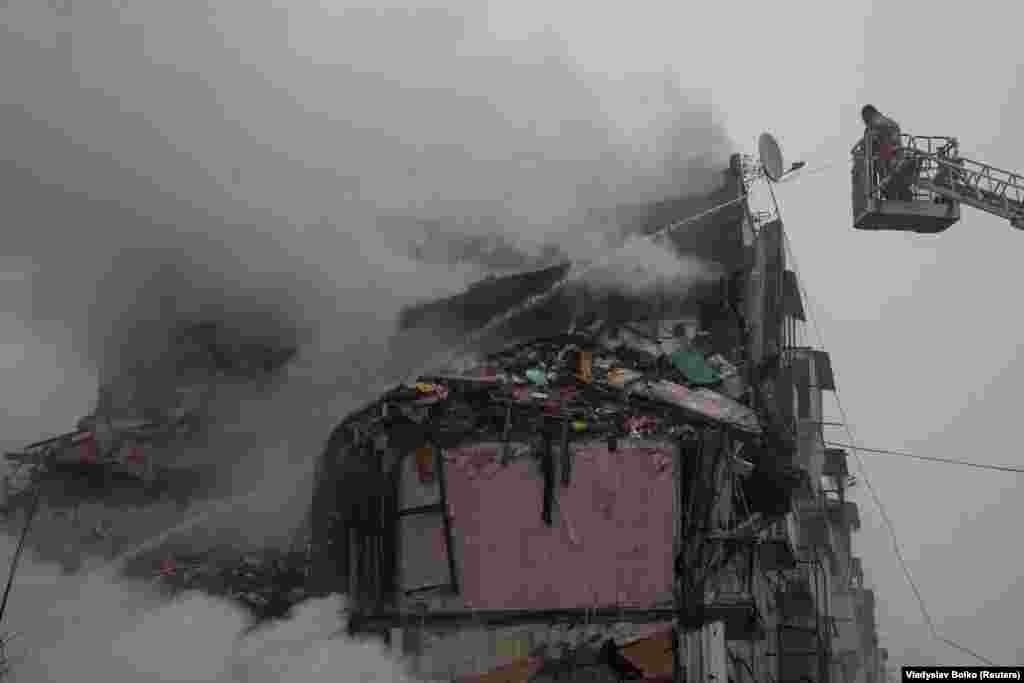 Робота пожежників на місці влучання російської ракети у багатоповерхівку в Полтаві