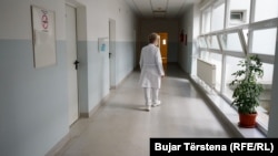 Një punonjëse shëndetësore në Klinikën Infektive në Qendrën Klinike Universitare të Kosovës. 