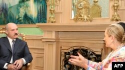 Під час зустрічі президента Білорусі Олександра Лукашена з Комісаром ЄС Бенітою Ферреро-Вальднер, Мінськ, 22 червня 2009 р.