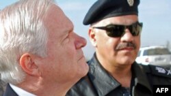 رابرت گيتس (راست)، وزير دفاع آمريکا، در کرکوک عراق