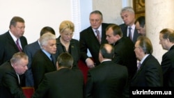 Лідер блоку свого імені Володимир Литвин (у центрі) проводить нараду з однопартійцями під час засідання Верховної Ради України 2 грудня 2008 року.