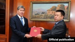 Президент Алмазбек Атамбаев и лидер фракции СДПК Чыныбай Турсунбеков.
