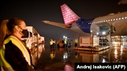 Cele 500.000 de doze din vaccinul chinezesc au fost descărcate din avioane, la aeroportul din Belgrad, în 10 februarie.