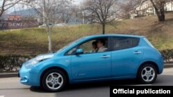 პრეზიდენტი მიხეილ სააკაშვილი საკუთარი ავტომობილით დაცვის გარეშე გადაადგილდება.