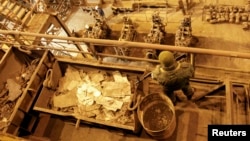 Боевики на посту во время визита главаря группировки «ДНР» Александра Захарченко на Юзовский металлургический завод. Донецк, 1 марта 2017 года