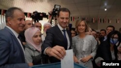 Сириянын диктатору Башар Асад жубайы менен добуш берип жатышат. Дамаск. 26-май, 2021-жыл.