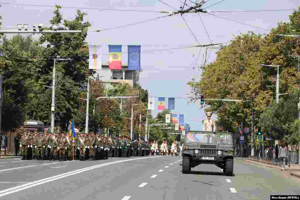 La parada militară au participat peste 1.200 de militari și polițiști, veterani ai războiului moldo-rus de la Nistru, din anul 1992