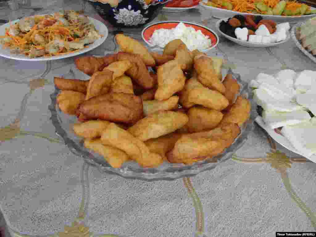 Күрттөр да кыргыздарга окшоп боорсок даярдашат. Аларда камыр сүт жана жумуртка менен жуурулуп, шекер кошулуп, таттуу боорсок болот экен.&nbsp; 