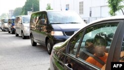 Підозрюваних сомалійських піратів везуть до суду в Гамбургу, червень 2010 року