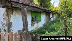 Una dintre multele case părăsite în satul Valea Unghiului din comuna prahoveană Jugureni.