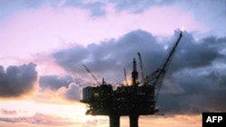 قيمت نفت که از سال ۲۰۰۳ سير صعودی گرفته است، روز جمعه ۱۷ خرداد ماه با افزايش قيمت بی سابقه ۱۰ دلار در يک روز، به رکورد ۱۳۹ دلار رسيد. (عکس: AFP)