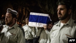 سربازان اسرائیلی تابوت گروگان را پس از بازگرداندن جسدش از غزه حمل می کنند