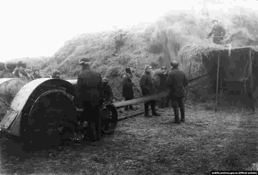 Обмолот зернових за допомогою трактора &laquo;Фордзон&raquo; на колгоспному току в селі Удачне Донецької області, 1930 рік