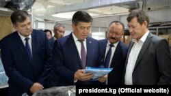 Президент Сооронбай Жээнбеков во время посещения текстильного предприятия на территории СЭЗ «Бишкек». Иллюстративное фото.