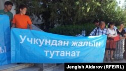 Жыйында көтөрүлгөн ураандардын бири. Баткен, 24-июнь, 2014.