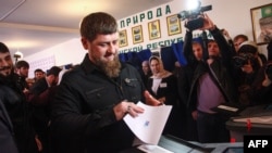 Кадыров президенттик шайлоодо добуш берип жаткан учур. Грозный шаары, 18-март, 2018-жыл.