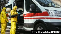 В Олександрівській лікарні провели показове тренування доправлення хворого на коронавірус та дезинфекції карети швидкої, Київ, 28 лютого 2020 року