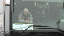 На українсько-російському кордоні на Харківщині виникли багатогодинні черги (відео)