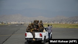 Талибански войници са на пистата на летището в Кабул след окончателното изтегляне на американската армия.