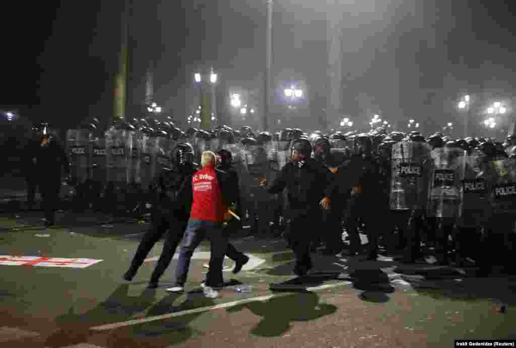 Сутичка поліцейських із протестувальником під час мітингу у Тбілісі