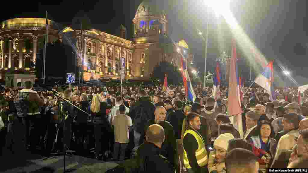 Skup pristalica Srpske napredne stranke održan je četvrtog dana štrajka glađu Dijane Hrke, čiji je sin poginuo u padu nadstrešnice u Novom Sadu 1. novembra 2024.Dijana Hrka štrajkuje glađu, zahtevajuću odgovornost za novosadsku tragediju, neposredno pored šatorskog kampa u kome se mesecima nalaze pristalice vlasti. 