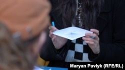 Учасники заходу роблять кораблики, Львів, 2025 рік