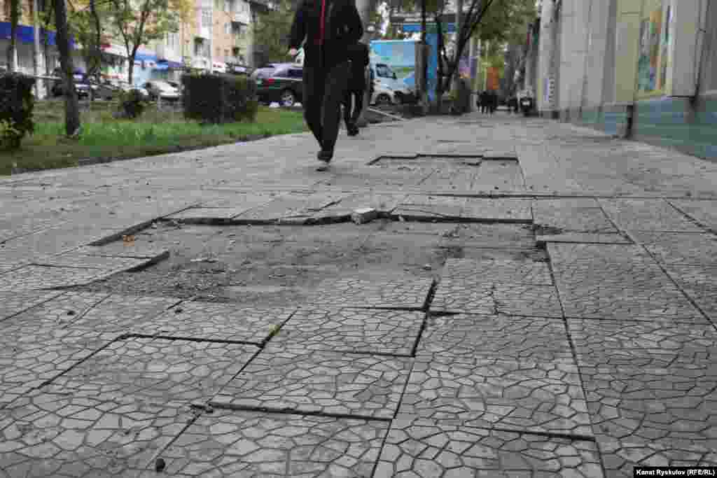 На вулицях у центрі Бішкеку місцями відсутня бруківка, закриті магазини і торговельні центри