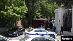 Поліцейські охороняють територію після нападу біля посольства Ізраїлю в Белграді, Сербія, 29 червня 2024 року