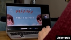 Мектеп директору Ирина Дубас Орусия оккупациялап алган аймактардагы окуучуларга украин тилин аралыктан окутат (видеодон скриншот).