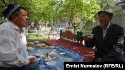 Иллюстративное фото - чайхана в Оше, 25 апреля 2012 года.