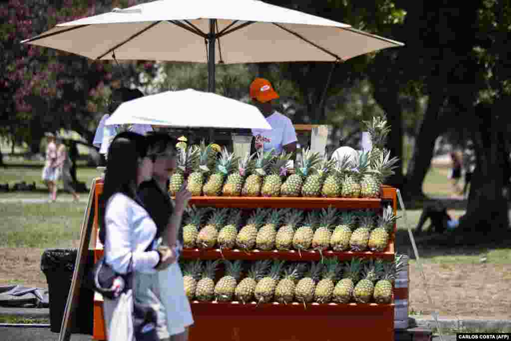 Две жени под чадор за да се заштитат од жешкото сонце во Лисабон, Португалија, на 29 јуни.
