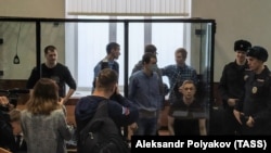 Суд по делу "Сети". Арман Сагынбаев – второй слева в "аквариуме"