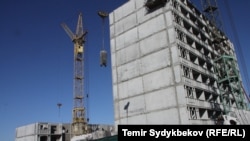 Бишкекте салынып жаткан үйлөрдүн бири. Архивдик сүрөт. 