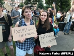 Анна (зліва) та її подруга 