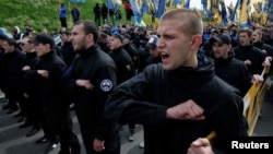 «Азовський рух» має у своєму складі багатьох ветеранів війни і войовничих членів із відверто неонацистськими поглядами (архівне фото)