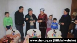 Чиновники Чартакской районной администрации в доме новорожденных тройняшек, названных в честь Зироатхон Мирзияевой и ее дочерей.  