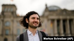 Hakan Demir a Bundestag előtt 2021. szeptember 28-án